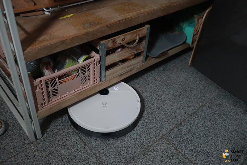 Робот Yeedi Vac пылесосит под комодом